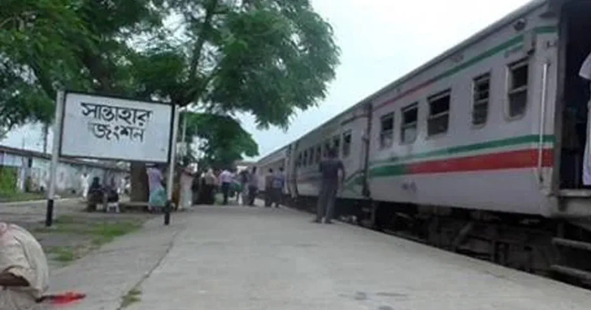সান্তাহারে কুড়িগ্রাম এক্সপ্রেসের লাগেজ ভ্যান লাইনচ্যুত, সারা দেশের সঙ্গে রেল যোগাযোগ বন্ধ