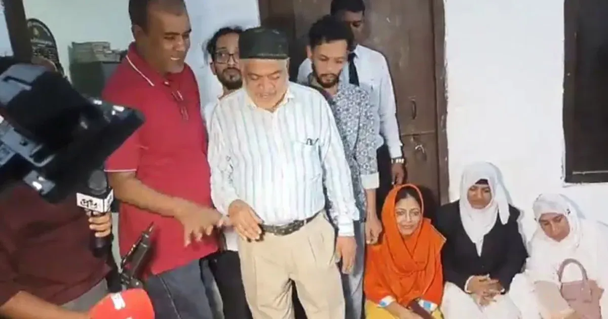 রংপুরে অতিরিক্ত ভর্তি ফি ও ভোটাধিকার হরণের মুচলেকার প্রতিবাদে নবীন আইনজীবীদের বিক্ষোভ ও অবস্থান কর্মসূচি