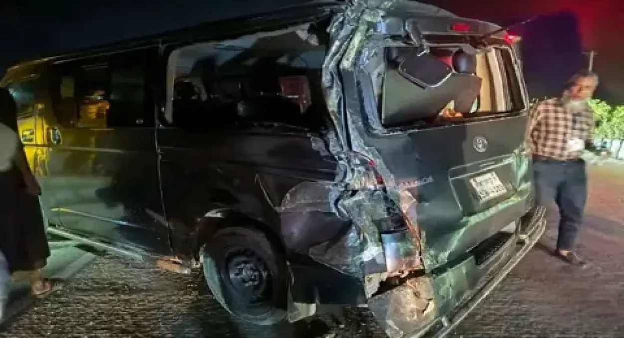 ১১ দলীয় ঐক্যের লংমার্চের গাড়ি ফেরার পথে গাইবান্ধায় ট্রাকের ধাক্কায় আহত চার