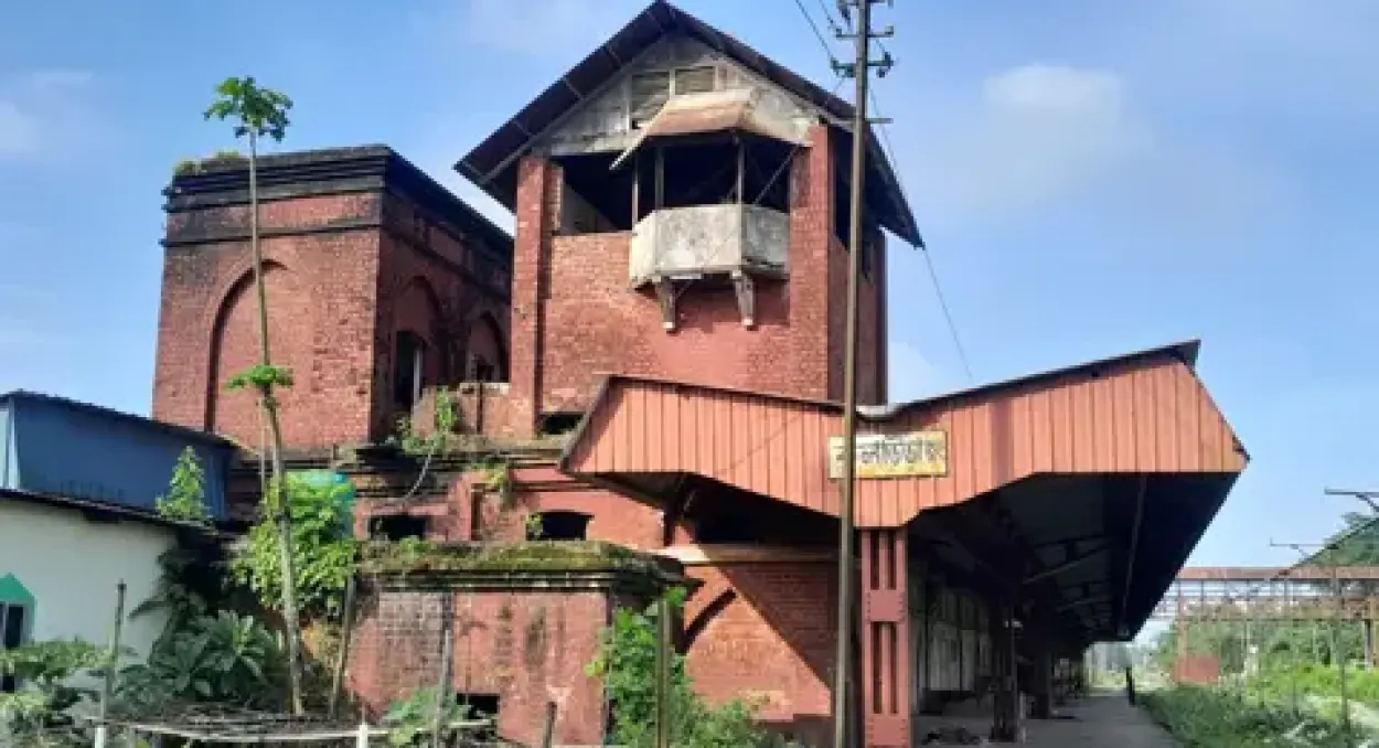 সংস্কারের অভাবে চরম ঝুঁকিপূর্ণ হয়ে উঠেছে ঐতিহাসিক কুলাউড়া রেলওয়ে জংশন