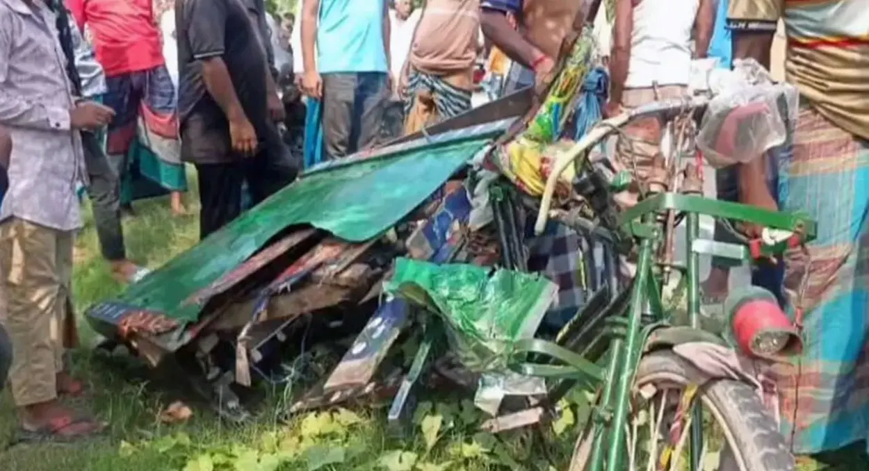 কুষ্টিয়ায় শ্যামলী পরিবহনের বাসের চাপায় ভ্যানযাত্রী ও চালক নিহত