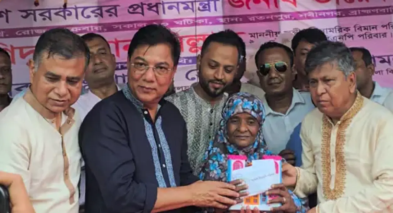 শাহবাগের ফুটপাত থেকে স্থায়ী ঠিকানায় গোলাপি বেগম নতুন ঘরের চাবি পেলেন