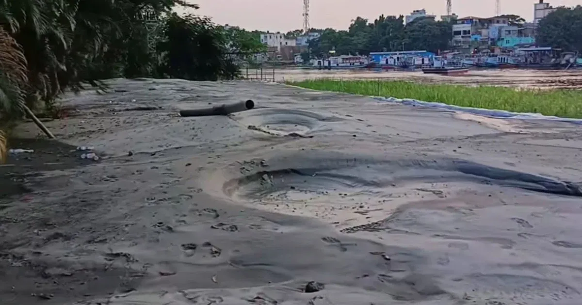 নবীনগরে তিতাস নদী অবৈধভাবে ভরাটের অভিযোগ স্থানীয় হাসপাতাল মালিকের বিরুদ্ধে