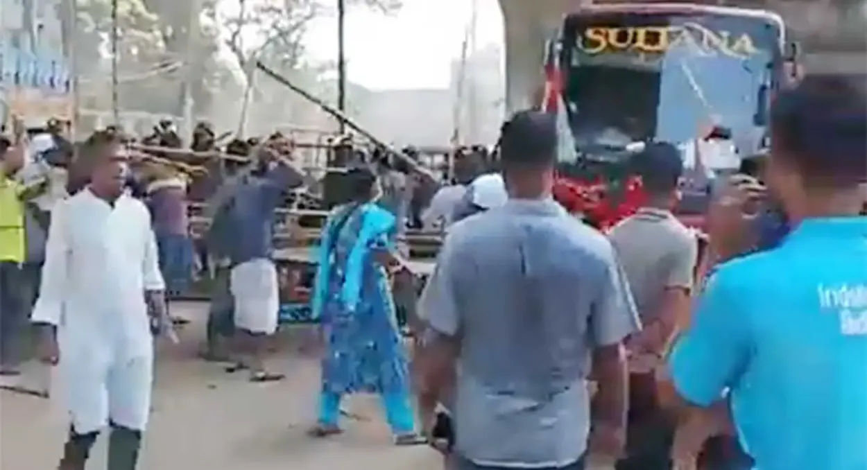 আশুলিয়ায় ফুটপাত দখলমুক্ত অভিযানে হকারদের বাঁধা