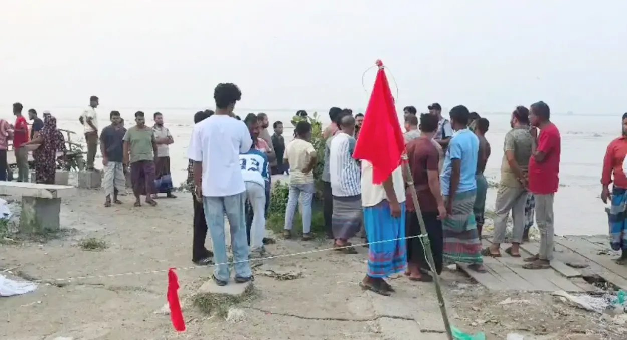 শরীয়তপুরে পদ্মার তীররক্ষা বাঁধে ধস, ২০ মিটার অংশ নদীগর্ভে বিলীন