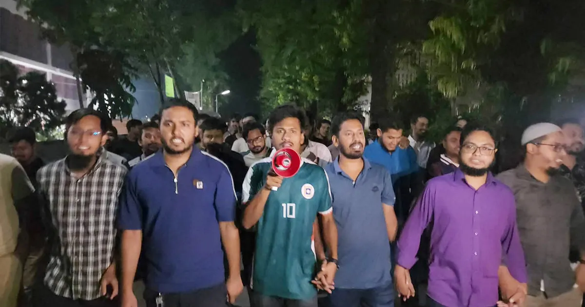 চাকরির বিধিমালা সংশোধনের প্রতিবাদে রাজশাহী বিশ্ববিদ্যালয়ে শিক্ষার্থীদের বিক্ষোভ মিছিল