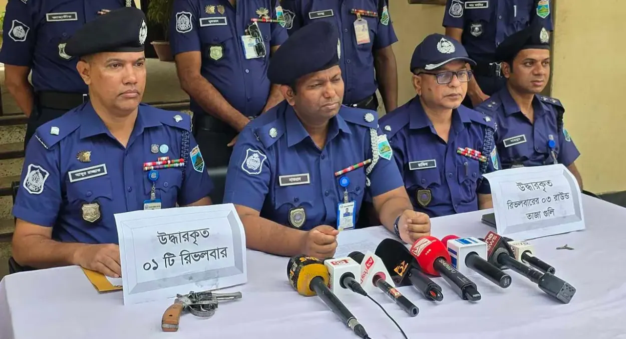 সিরাজগঞ্জে রিভালবার-গুলিসহ যুবক গ্রেপ্তার