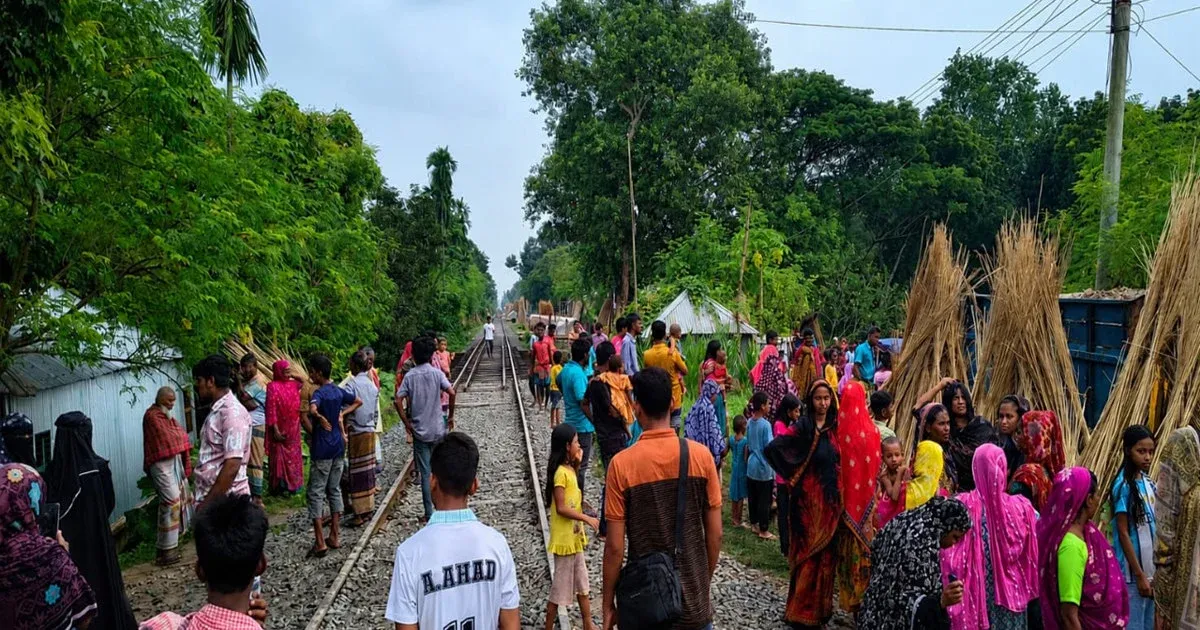 রাজবাড়ীতে সন্তানকে বাঁচাতে গিয়ে ট্রেনের ধাক্কায় মায়ের মর্মান্তিক মৃত্যু