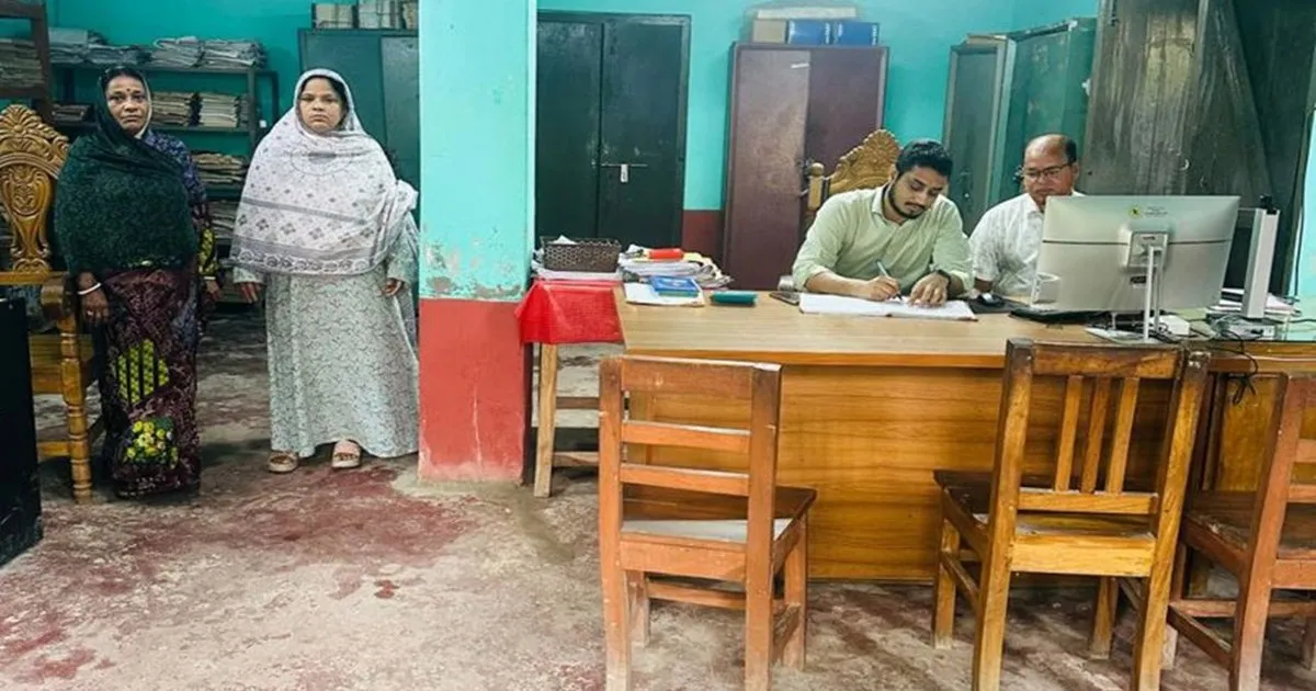 দেরিতে অফিসে আসায় বরিশালে দুই ভূমি কর্মকর্তা স্ট্যান্ড রিলিজ