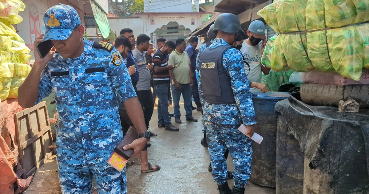 মোংলায় মুদিব্যবসায়ীর গোডাউন থেকে ১৫ হাজার লিটার ভোজ্যতেল জব্দ কোস্টগার্ডের