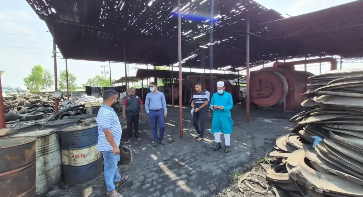 টায়ার পুড়িয়ে তেল উৎপাদন, পরিবেশ দূষণের দায়ে এক লাখ টাকা জরিমানা