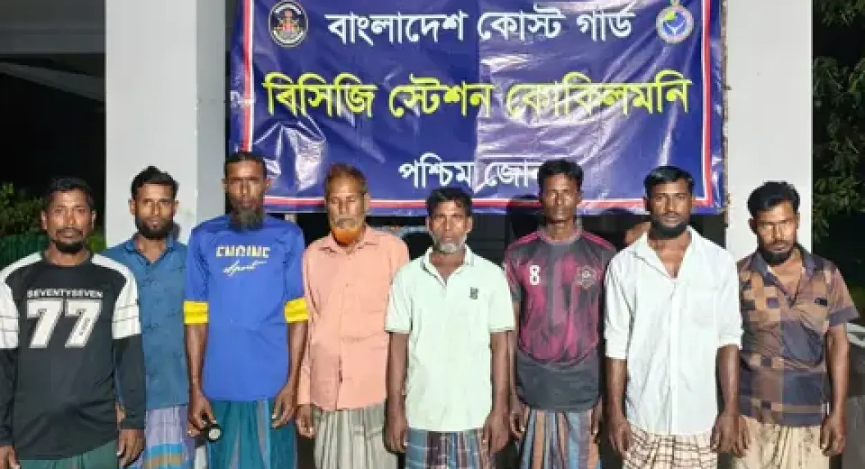 সুন্দরবনের গভীর সমুদ্রে ইঞ্জিন বিকল হওয়া ফিশিং বোটসহ আট জেলেকে উদ্ধার করেছে কোস্ট গার্ড