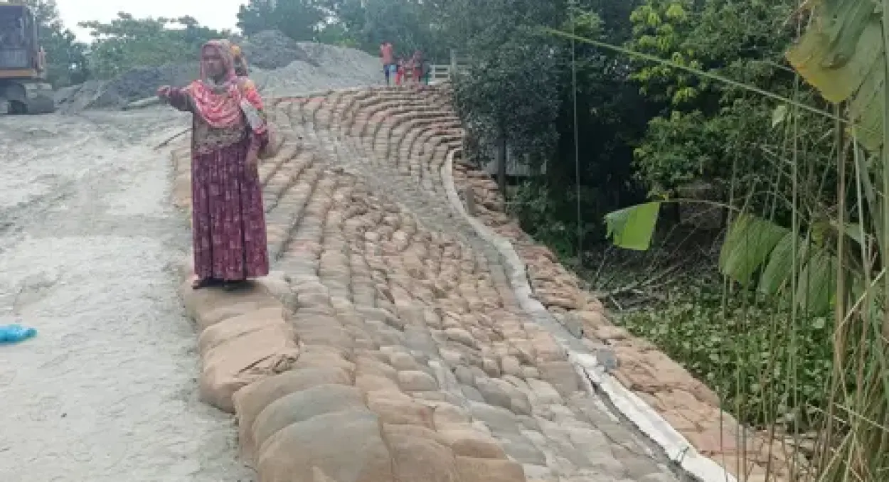 মির্জাগঞ্জে সাড়ে ছয় কোটি টাকার সেতু সংযোগ সড়কের গাইডওয়ালে ফাটল, সংস্কার ছাড়াই চলছে বালুর বস্তা দেওয়ার কাজ