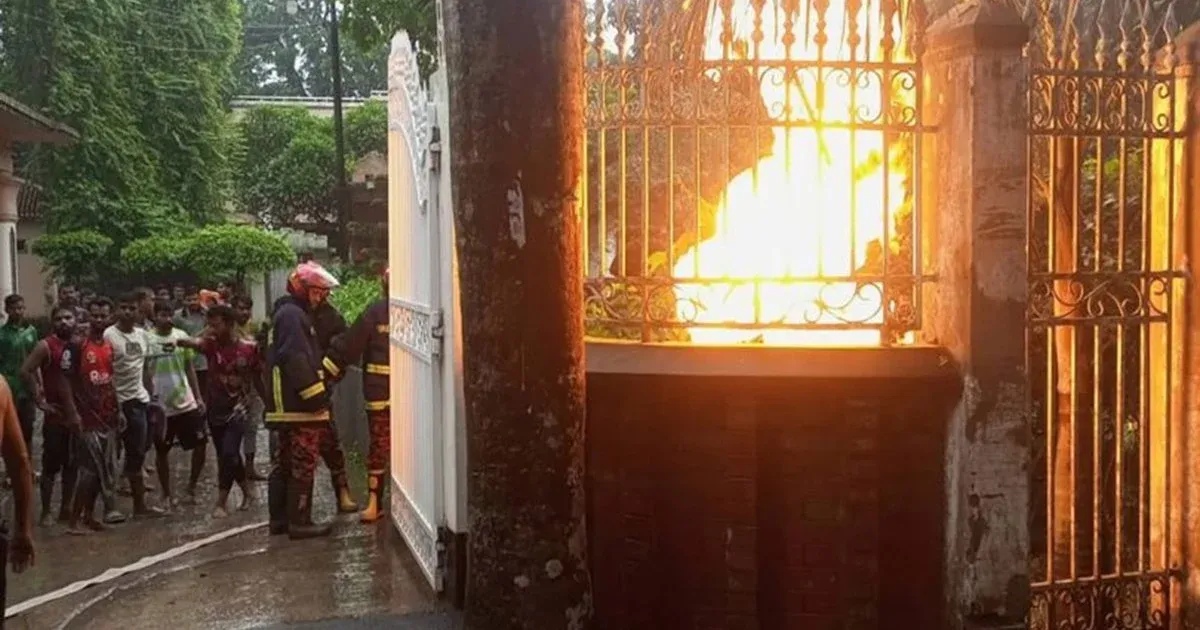 সিরাজগঞ্জে বিদ্যুৎ মন্ত্রীর বাসভবনের গ্যাসের রাইজারে বজ্রপাতে অগ্নিকাণ্ড নিয়ন্ত্রণে