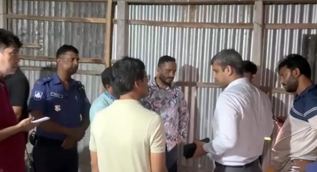 কামারখন্দে অবৈধভাবে সার গুদামজাত করায় জামায়াত নেতার জরিমানা ও সার জব্দ