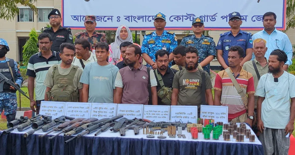 কোস্ট গার্ডের কাছে অস্ত্রসহ আত্মসমর্পণ করল সুন্দরবনের নানা ভাই বাহিনীর প্রধানসহ বারো সদস্য