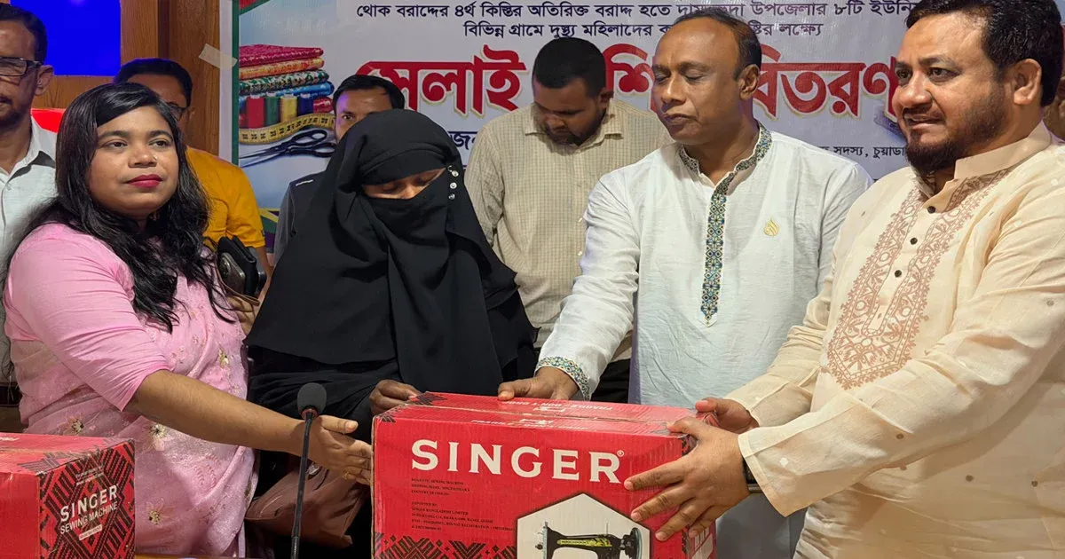 দামুড়হুদায় নারীদের আত্মনির্ভরশীল করতে সেলাই মেশিন বিতরণ