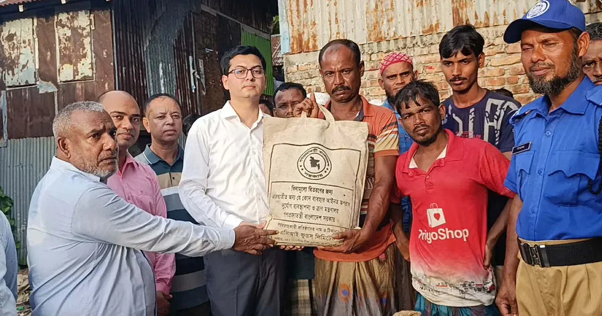 তালতলীতে সাগরে ডুবে যাওয়া ট্রলারের ১৪ জেলে পরিবারকে প্রশাসনের জরুরি খাদ্য সহায়তা প্রদান