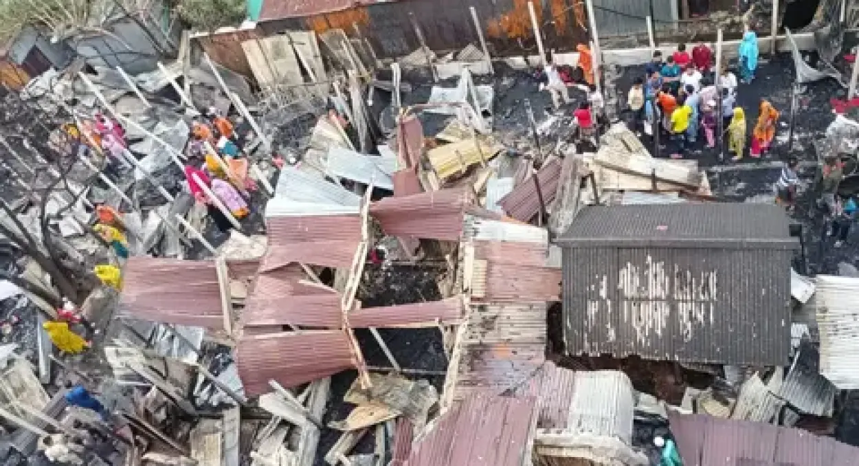 কালিয়াকৈরে ভোরের আগুনে পুড়ে ছাই দুই কলোনির ২৩ ঘর ও ৫ দোকান