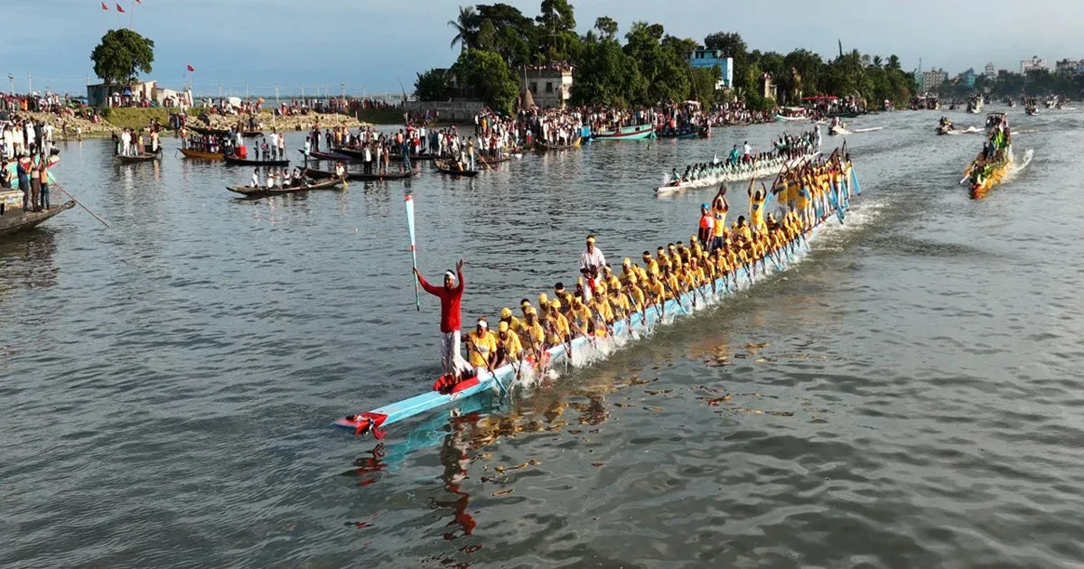 দুই বছর পর তিতাস নদীর বুকে ঐতিহ্যবাহী নৌকা বাইচ হাজারো মানুষের প্রাণের উৎসবে মুখর