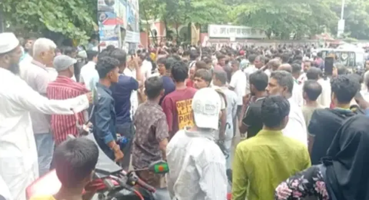 পাবনায় শিশু কলি ধর্ষণ ও হত্যা মামলার দ্রুত বিচার দাবিতে ডিসি অফিস ঘেরাও