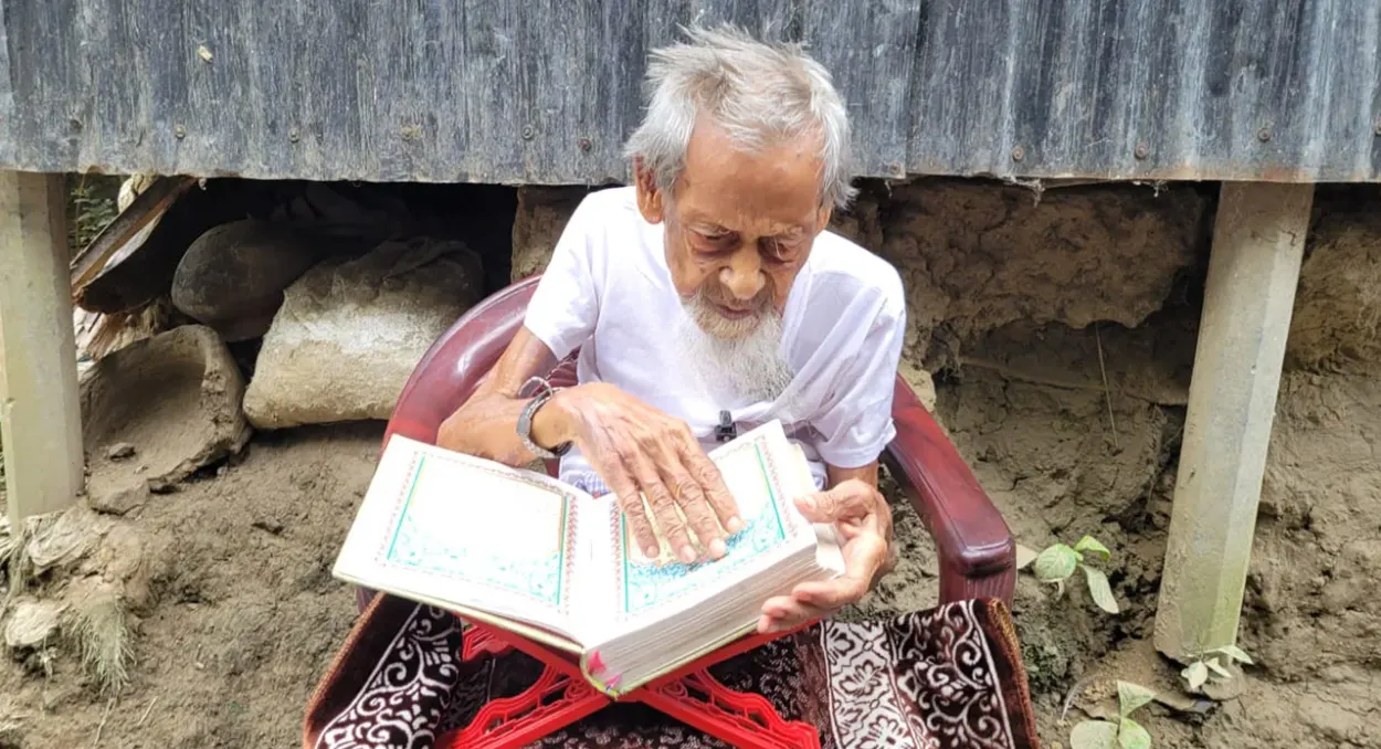 ১২৩ বছরেও চশমা ছাড়া কুরআন পড়েন আব্বাস প্রামাণিক