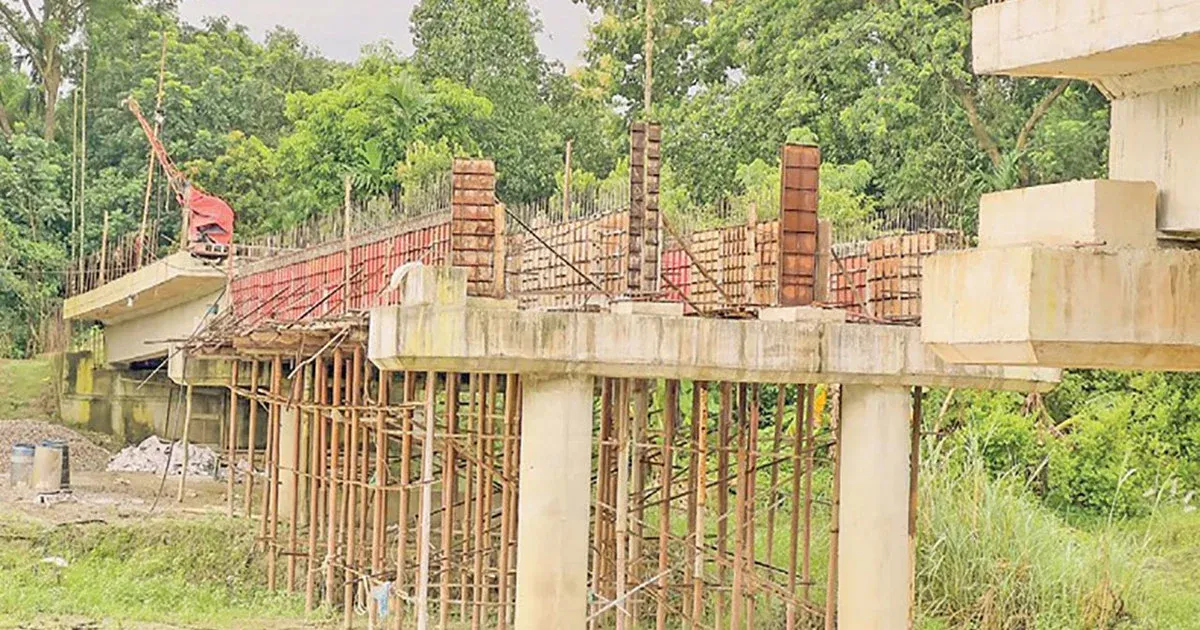 লোহাগাড়া ও সাতকানিয়ায় টংকাবতী সেতুর নির্মাণকাজ থমকে যাওয়ায় লাখো মানুষের চরম দুর্ভোগ
