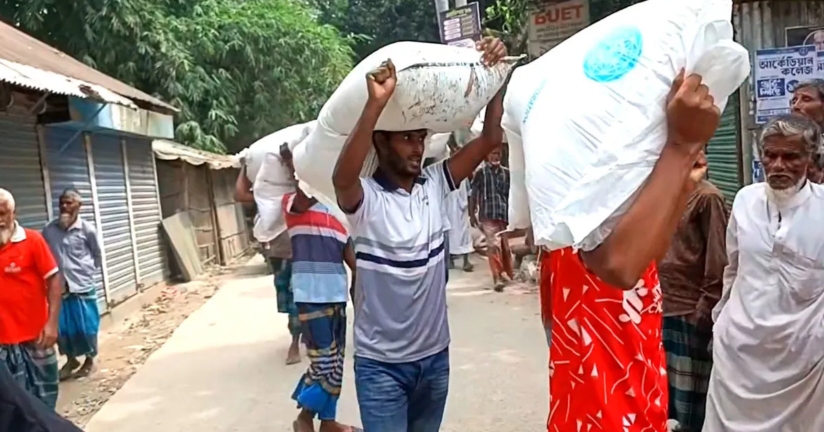 রৌমারীতে সারের দাবিতে কৃষকদের ক্ষোভ, ডিলারের গোডাউন ভেঙে শতাধিক বস্তা লুট