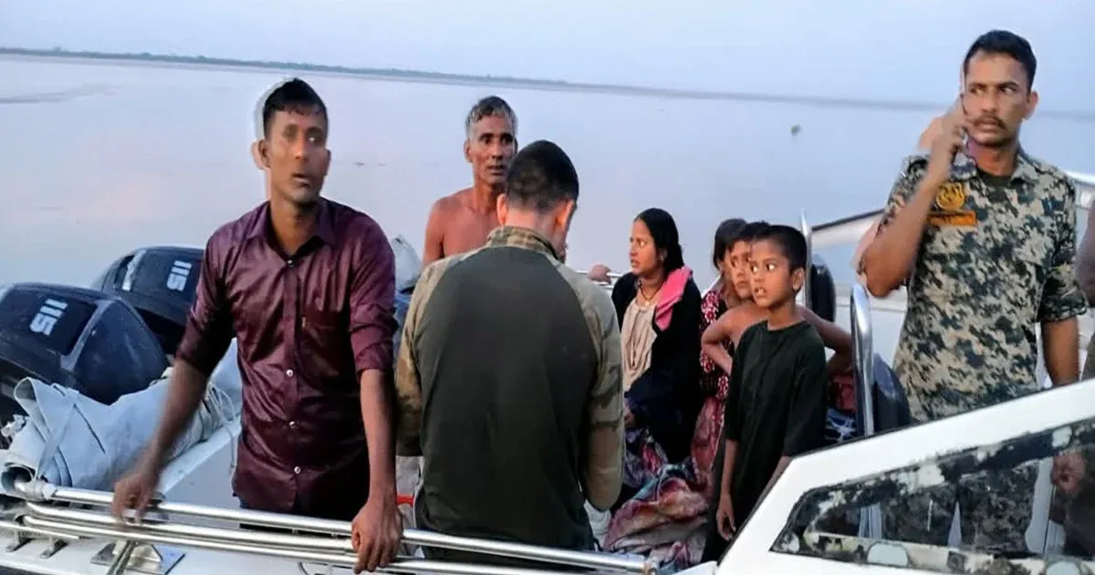 পদ্মা নদীতে নৌকাডুবি: ভারতীয় জলসীমা থেকে বিএসএফের উদ্ধারে ১১ জন, নিখোঁজ ১