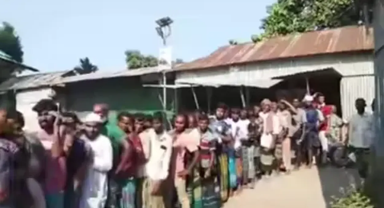 কুড়িগ্রামে আমন মৌসুমে তীব্র সার সংকট ভোররাত থেকে লাইনে দাঁড়িয়েও মিলছে না ইউরিয়া