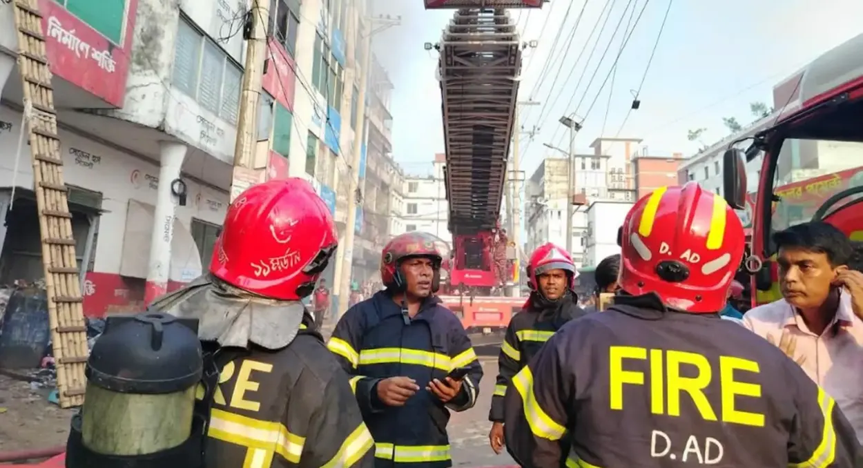 গাজীপুরে পোশাক কারখানায় ভয়াবহ আগুন, ফায়ার সার্ভিসের ৯ ইউনিটের চেষ্টায় সাড়ে ৩ ঘণ্টা পর নিয়ন্ত্রণে
