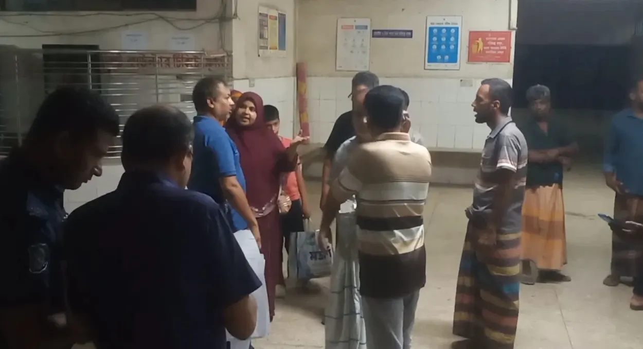 চাঁপাইনবাবগঞ্জে গরুবোঝাই ভটভটি উল্টে বাবা-ছেলেসহ নিহত ৩