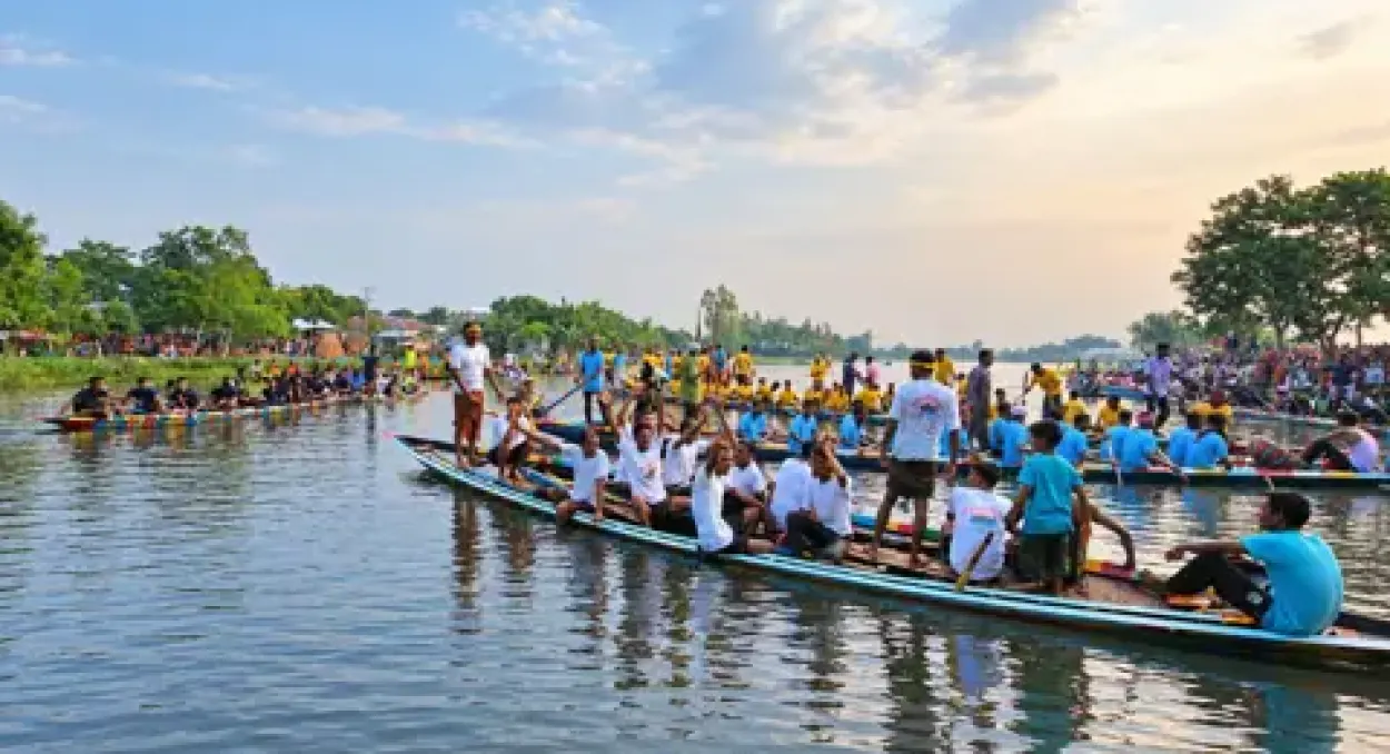 চলনবিলের চেচুয়া নদীতে ঐতিহ্যবাহী নৌকা বাইচ অনুষ্ঠিত