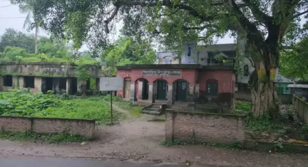 শতবর্ষে কুষ্টিয়ার ভেড়ামারার ঐতিহাসিক সাতবাড়িয়া উপ-স্বাস্থ্যকেন্দ্রটি জীর্ণদশায়, ১০ শয্যার হাসপাতালে রূপান্তরের দাবি এলাকাবাসীর