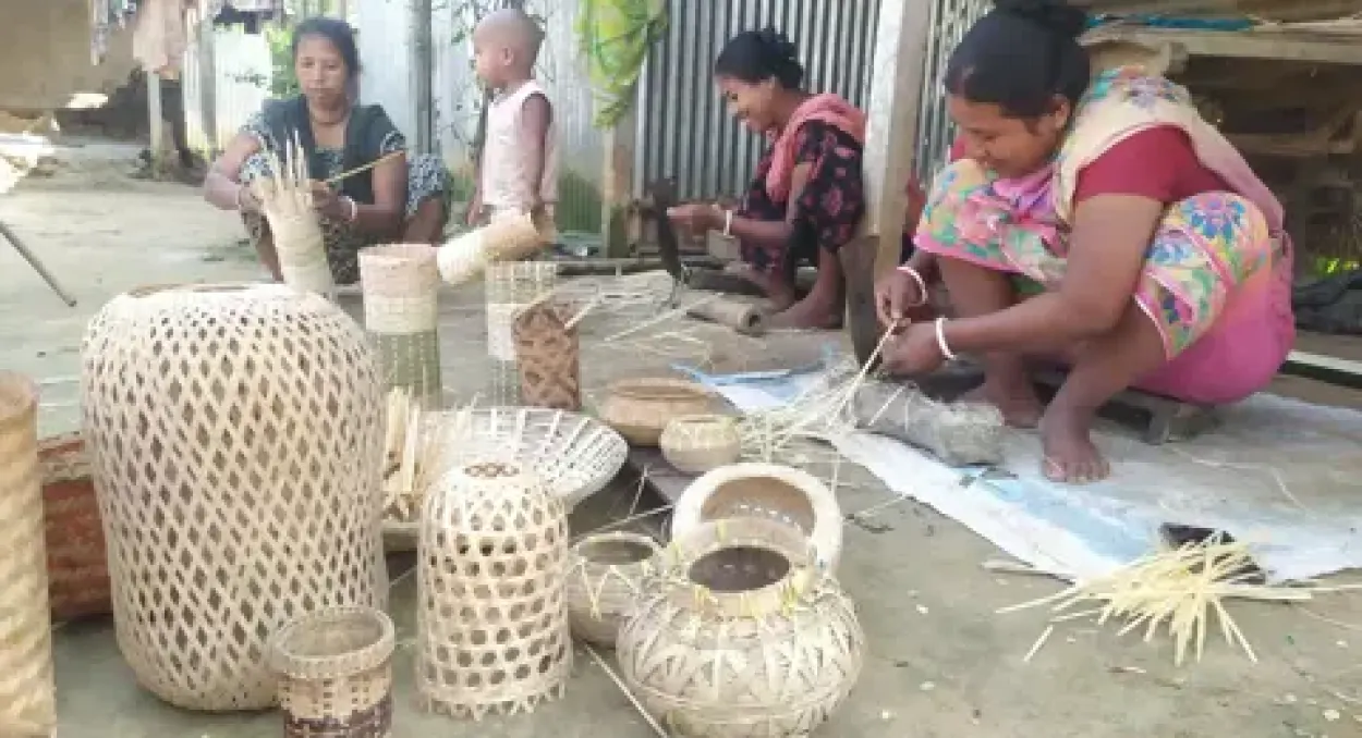 টাঙ্গাইলে প্লাস্টিকের আগ্রাসনে অস্তিত্ব সঙ্কটে ঐতিহ্যবাহী বাঁশ ও বেতশিল্প