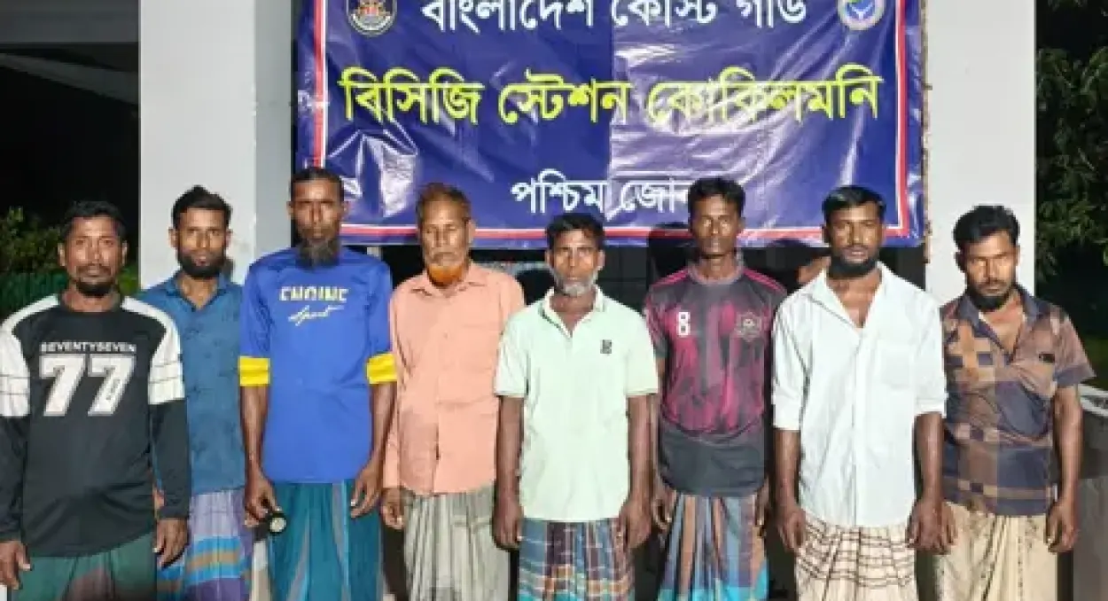 সুন্দরবনের গভীর সমুদ্রে ইঞ্জিন বিকল হওয়া বোটসহ আট জেলেকে জীবিত উদ্ধার করেছে কোস্ট গার্ড