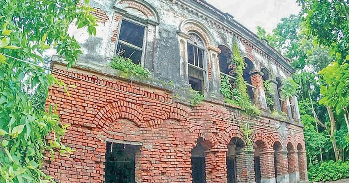 কয়রায় ৩০০ বছরের পুরোনো কান্তরাম মণ্ডলের জমিদার বাড়িটি সংরক্ষণের অভাবে ধ্বংসের মুখে