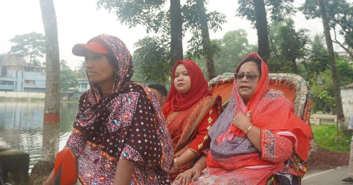 নারী রিকশাচালক হেলেনার রিকশায় চড়ে নগর ঘুরে দেখলেন দুই শীর্ষ কর্মকর্তা নতুন রিকশা উপহার দেওয়ার ঘোষণা