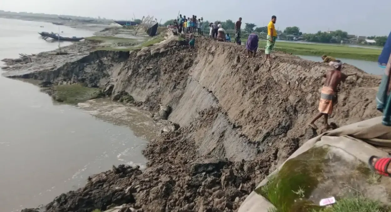 আশাশুনিতে খোলপেটুয়া নদীর ভাঙনে দেড় শ ফুট বেড়িবাঁধ বিলীন, প্লাবনের আতঙ্ক