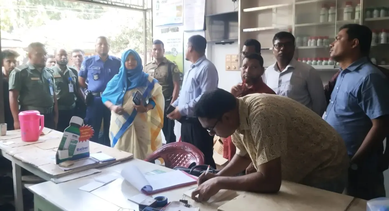 অবৈধভাবে মজুত ৩৮১ বস্তা সার জব্দ, ২ ব্যবসায়ীকে ৮০ হাজার টাকা জরিমানা