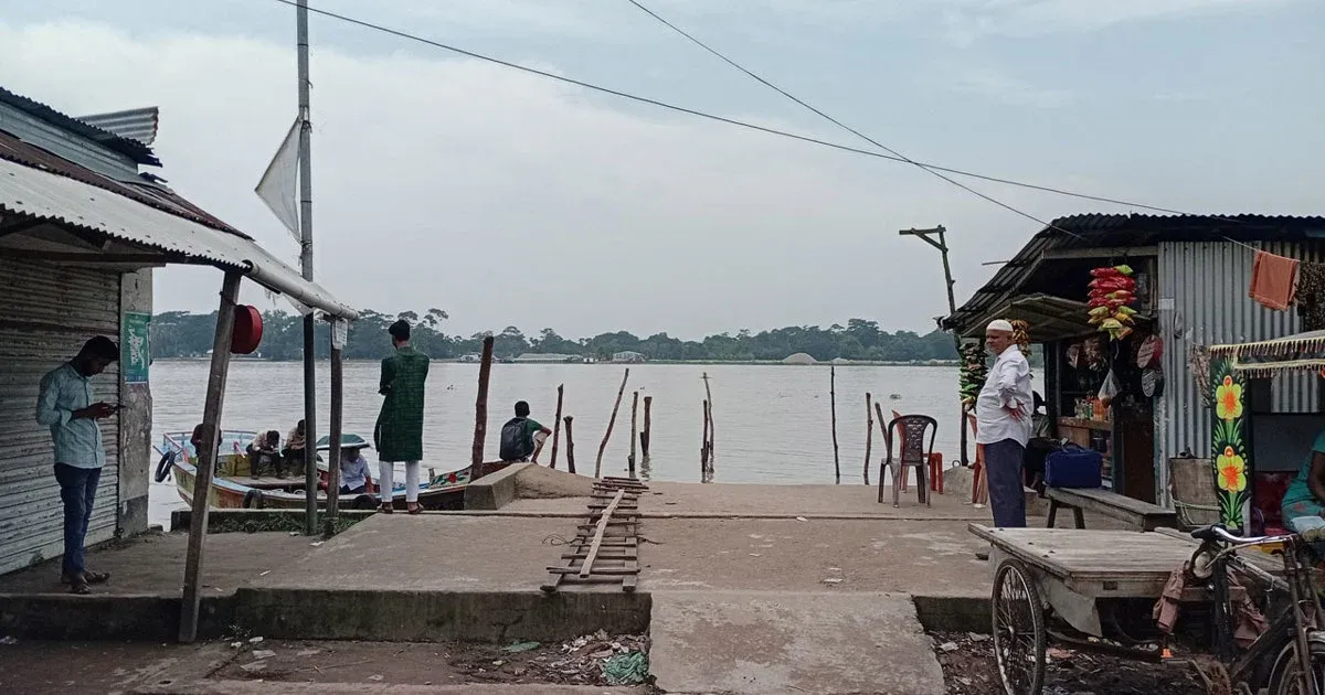 পঞ্চাশ বছরেও হয়নি যাত্রী ছাউনি নলছিটি ট্রলার ঘাটে দুর্ভোগে চারশ থেকে পাঁচশ যাত্রী