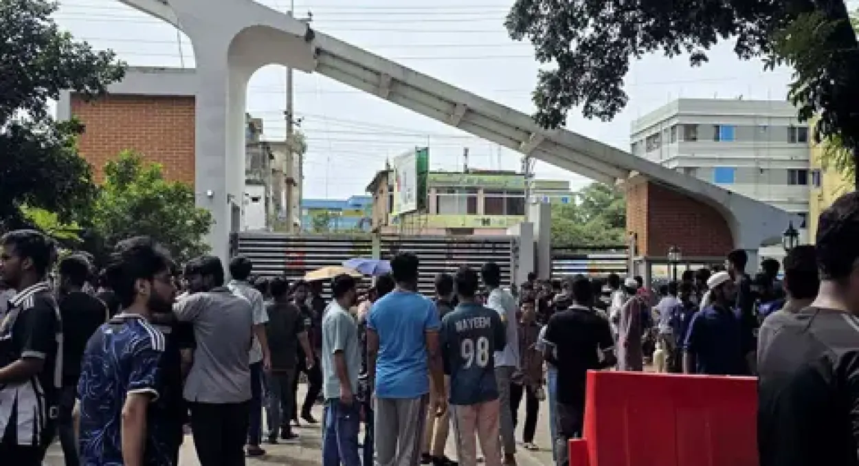 চুয়েটে সদ্য অপসারিত উপাচার্যকে পুনর্বহালের দাবিতে শিক্ষক-শিক্ষার্থীদের শাটডাউন ও অবস্থান কর্মসূচি