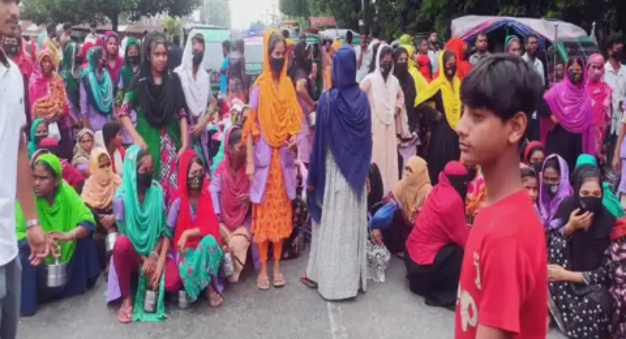 গৌরীপুরে ডেল্টা স্পিনার্সে বকেয়া বেতন ও ছাঁটাইয়ের প্রতিবাদে শ্রমিকদের সড়ক অবরোধ