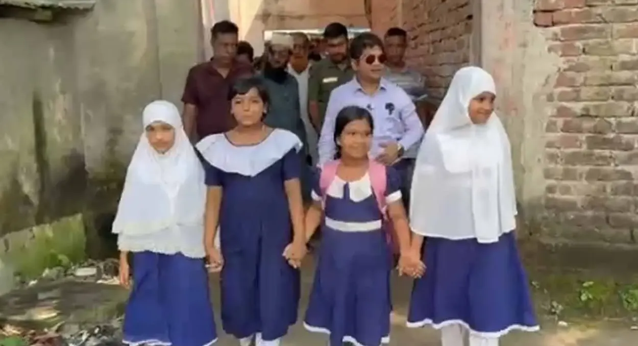 ইউএনওর হাত ধরে চার মাস পর বিদ্যালয়ের চত্বরে ফিরল সেই শিশু তুবা