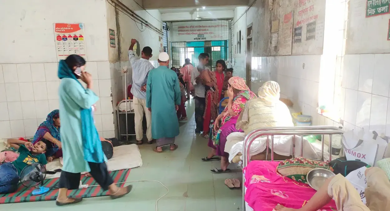 শরীয়তপুর সদর হাসপাতালে ডেঙ্গু ও ডায়রিয়ার প্রকোপ, মেঝেতে গাদাগাদি করে চলছে চিকিৎসা