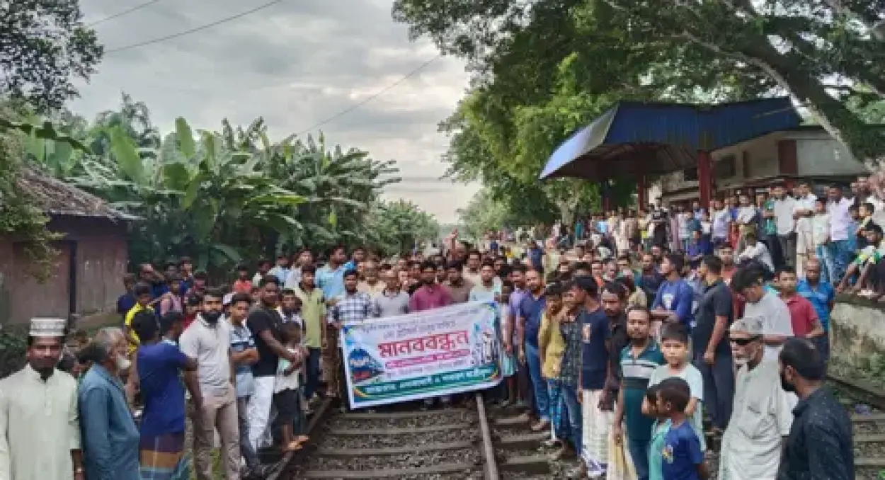 রেলপথ অবরোধের ৫ ঘণ্টা পর নীলফামারীতে ট্রেন চলাচল স্বাভাবিক