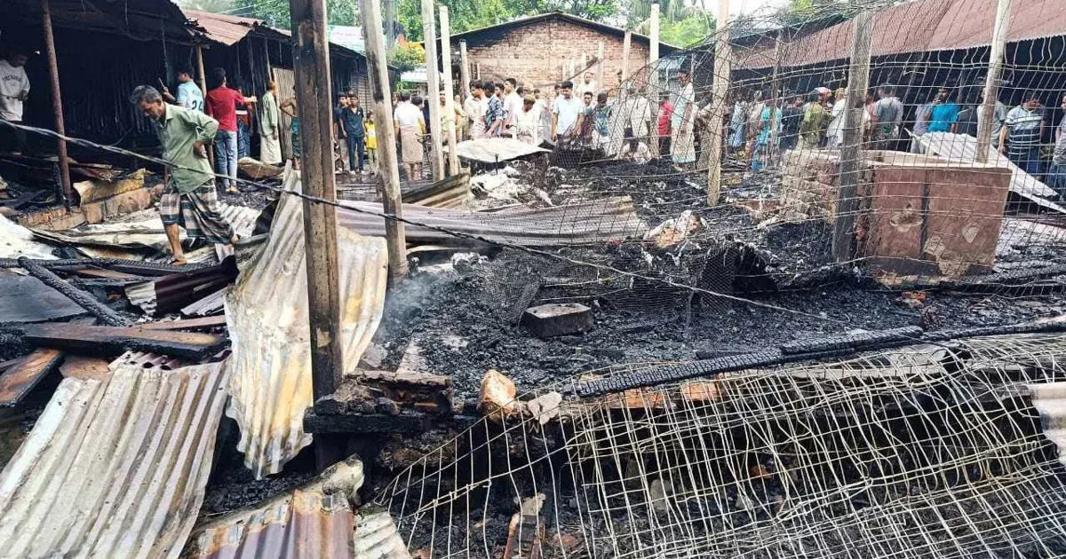 সীতাকুণ্ডে বৈদ্যুতিক শর্টসার্কিটে ভস্মীভূত বাজারের ৪০টি দোকান, অনিশ্চয়তায় ব্যবসায়ীরা