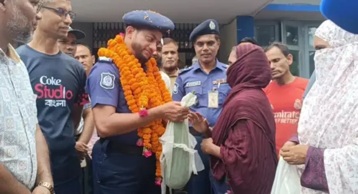 হরিরামপুরে লাউ হাঁস মুরগি আর চোখের জলে ওসি আফজালকে বিদায় সংবর্ধনা
