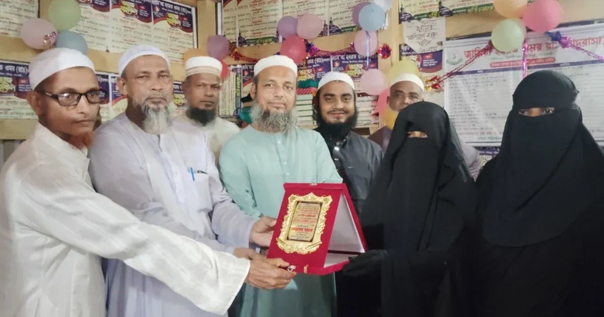 মহিপুরে মাত্র দশ মাসে কোরআনের হাফেজা হলো অটোচালকের চৌদ্দ বছরের মেয়ে তানজিলা