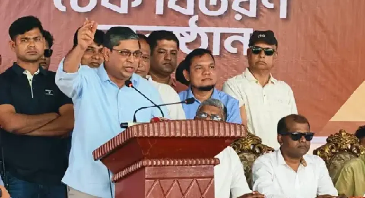 বাঁশখালীতে বন্যাকবলित পাঁচশ দশ পরিবারের মাঝে পুনর্বাসনের আর্থিক চেক বিতরণ